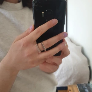 Other stories ringar - Säljer dessa två other stories ringar som jag brukar ha tillsammans som på bilden men ävrn fina att ha en och en! Rostad rose färg