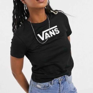  - Vans t-shirt i storlek S & mycket fint skick!💘Betalning sker via swish & frakt på 60kr tillkommer!!!!🌈💜