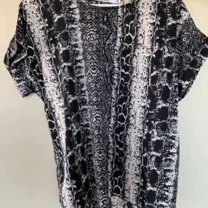 Tröja i ormmönster - Snygg tröja i polyester, använd en gång pga för stor☺️ Priset är exkl frakt🌼