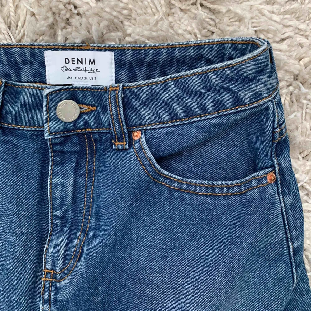 Superfin jeanskjol från Miss Selfridge. Sparsamt använd så i bra skick. Frakt tillkommer!  Buda gärna!. Kjolar.