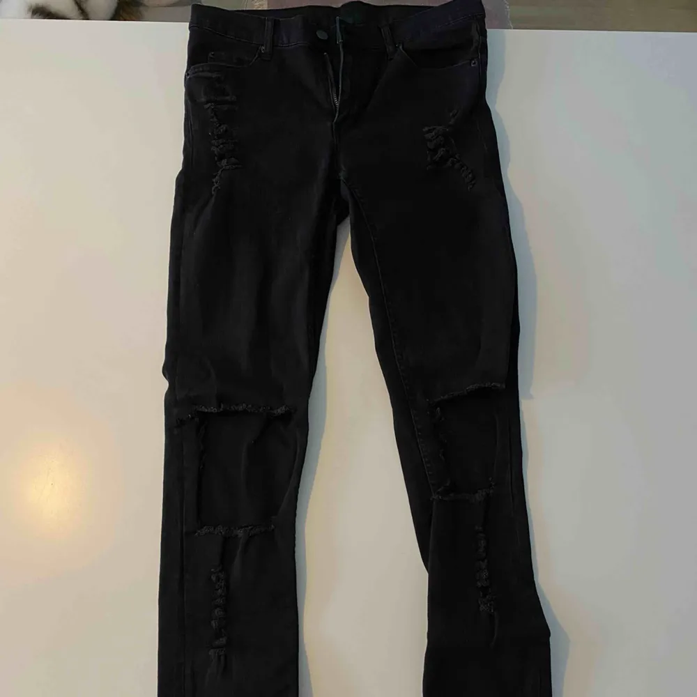 Svarta slitna jeans från Cheap Monday. Riktigt fina byxor! . Jeans & Byxor.