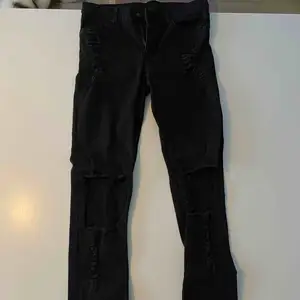 Svarta slitna jeans från Cheap Monday. Riktigt fina byxor! 