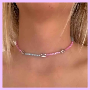  - 💖💜💙 Snäckhalsband med pärlor 65kr FRAKT INKLUDERAD! Perfekt nu när man blir brunare och passar tills allt! (Skriv meddelande för beställning)
