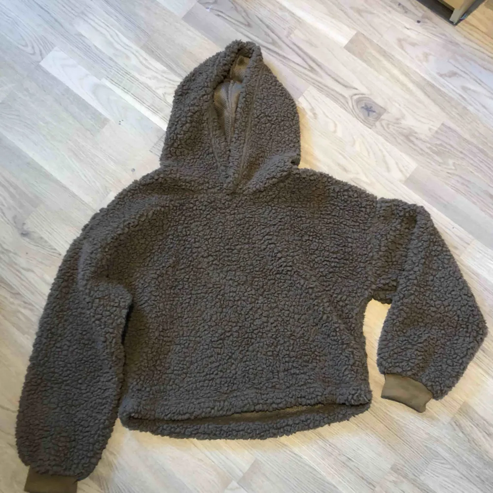 Säljer denna otroligt mjuka lite croppad hoodie! Använd 1 gång men i nyskick.  Hör av er för fler bilder❤️. Hoodies.