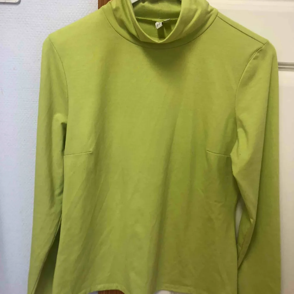 En neon grön långärmad polo tröja i storlek L, (men passar även M.) Den är i gott skick. Endast använt några fåtal gånger! Så nästan som ny! Den sitter tight på.  Jag kan också skicka bild privat hur den sitter på! . Tröjor & Koftor.