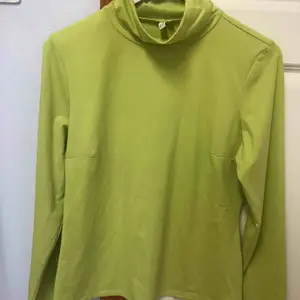 En neon grön långärmad polo tröja i storlek L, (men passar även M.) Den är i gott skick. Endast använt några fåtal gånger! Så nästan som ny! Den sitter tight på.  Jag kan också skicka bild privat hur den sitter på! 