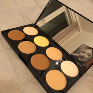  - Helt oanvänd Cream contour palette från Makeup Revolution. Aldrig använd, inte ens swatchad. Originalpris 95kr, säljer för 50