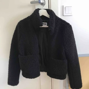  - Teddy jacka från Noisy May. Storlek S men mer som XS. Säljer då den är lite för liten.