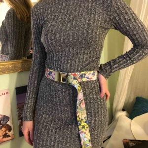  - Ribbad grå klänning😍kan mötas upp i Karlstad annars tillkommer frakt!
