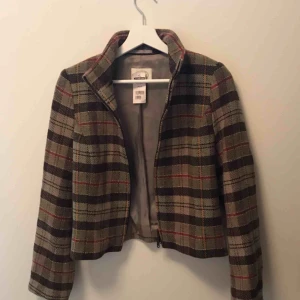 Rutig jacka - Söt croppad jacka i rutigt tyg! Möts upp i Stockholm eller fraktar🌷