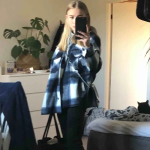  - Säljer denna populära jackan från zara. Köpt i storlek xl då jag föredrar när det är oversized. Endast använd 2 gånger, säljer då den ej kommer till användning😊