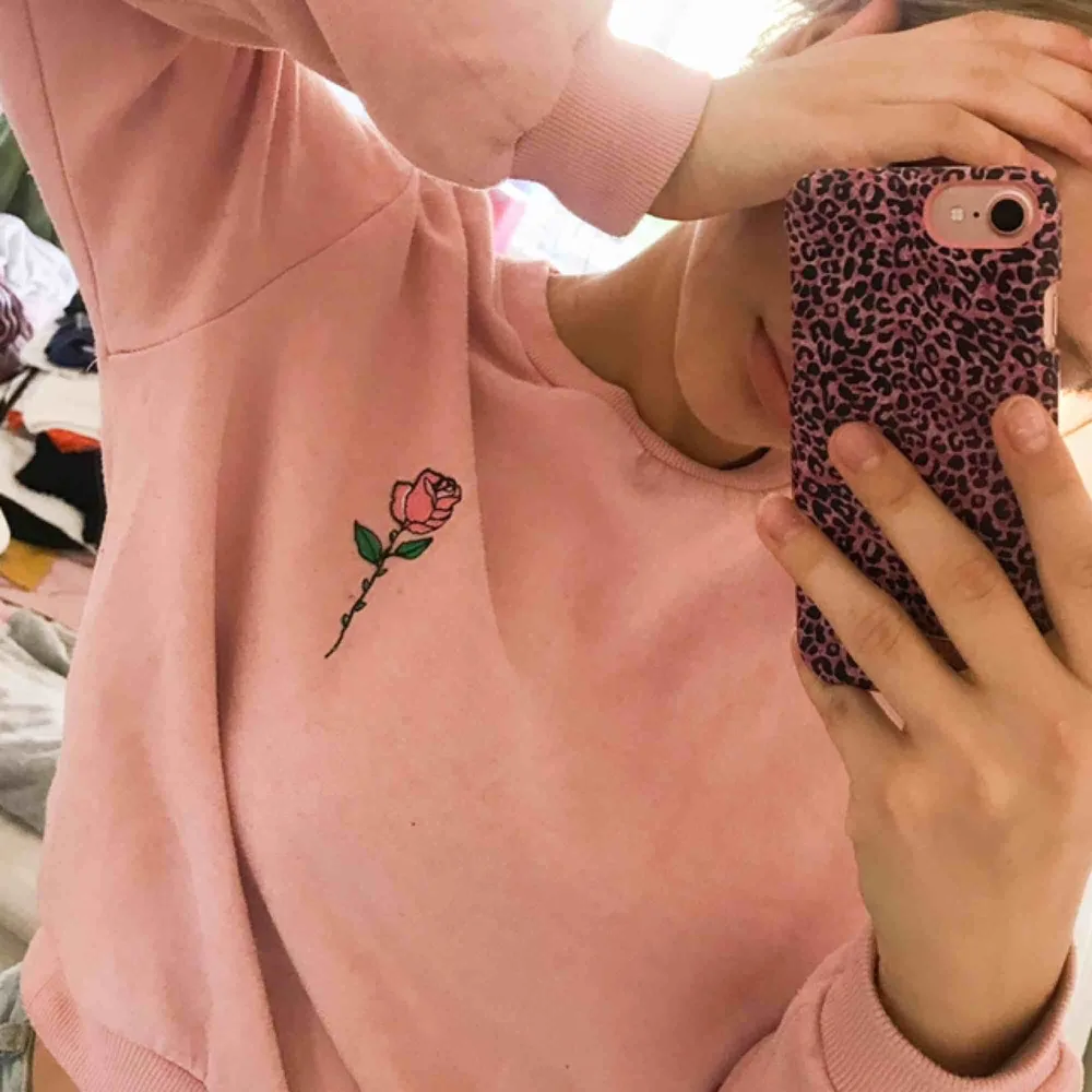 Skitsöt sweatshirt i rosa, använd fåtal gånger så är i bra skick! lite croppad. Köparen står för frakt💕. Hoodies.