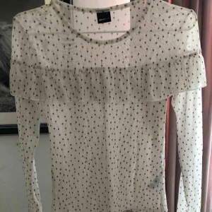  - Prickig blus från Gina Tricot storlek S, använd 2 gånger! 