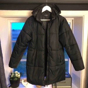  - Jättefin långjacka från Everest Endast provad, nyskick Den är inte så jättetjock så fungerar även att använda vid lite kyligare vår/höstdagar 