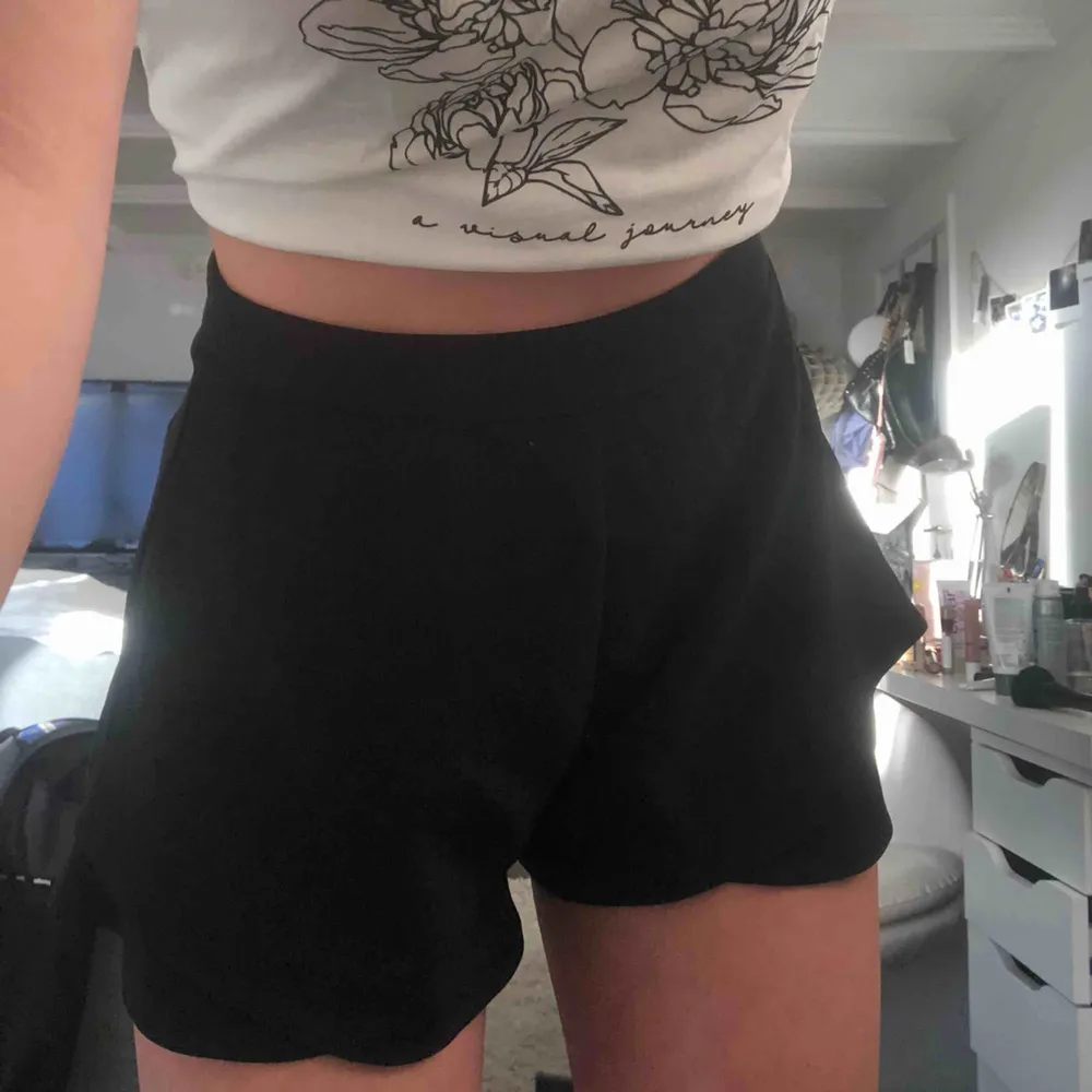 Superfina, svarta shorts med volanger (som ser ut som en kjol) från Zara. Superfina nu när det börjar bli varmare ute!☀️☀️. Shorts.