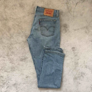  - Jättefina ljusa Levis, blekta i färgen och ganska låga i midjan. Raka i modellen men tyvärr lite korta på mig