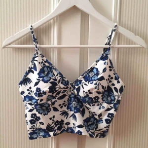 Blommigt linne - Finaste toppen som jag tyvärr har växt ur, men som skulle se superbra ut på just dig😉 Står inte storlek men tror att det är S