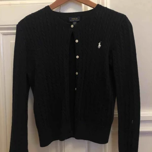  - Passar xs/s. Jättefin kabelstickad ralphlauren kofta. Säljer den för att jag tyvärr inte använder längre😍 nästan oanvänd, bra skick 