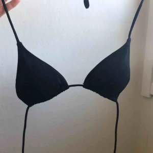  - Svart triangel bikinitopp från HM! Klippt av lappen men om jag minns rätt är den i storlek xs/34. Lite liten för mig därför jag säljer! Knappt använd, som ny! Kolla gärna mina andra annonser för paketpris! 🥰