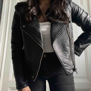 - Fin skinnjacka från H&M!🦋 Lite nött uppe vid halsen (kan skicka bilder vid intresse), men inget man tänker på! Hör av er vid frågor🥰