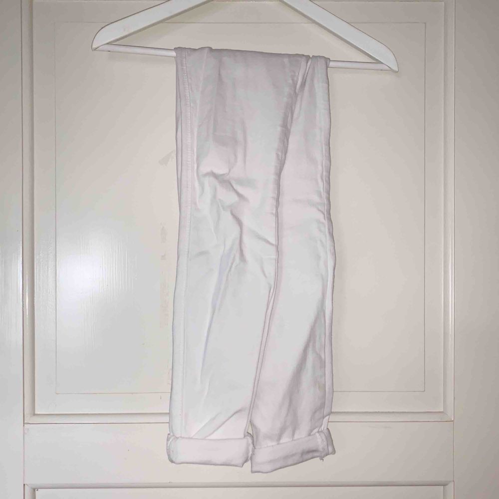 Vita jeans från Drdenim som är använda 2-3 ggr. Perfekta till sommaren! Hög midja och tighta långa hela benet. Fler bilder kan skickas frakt ingår ej. . Jeans & Byxor.