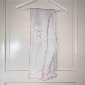 Vita jeans från Drdenim som är använda 2-3 ggr. Perfekta till sommaren! Hög midja och tighta långa hela benet. Fler bilder kan skickas frakt ingår ej. 