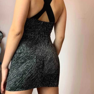  - Jättefin klänning med unikt mönster⭐️ korsade band i ryggen😻