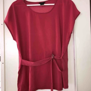  - Korallfärgad topp. Inköpt på Lindex, oanvänd. Ev frakt 39kr🌸