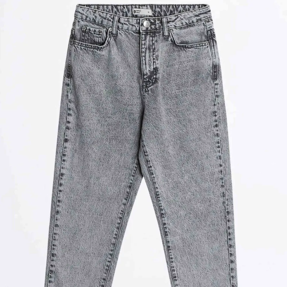 Säljer ett par mom jeans från Gina Tricot då jag köpte fel storlek, nypris 500kr. Helt oanvända. Storleken är M men skulle säga att dom mer är dom S då jag brukar ha M i byxor å dessa passar inte.. Jeans & Byxor.