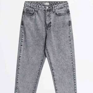 Säljer ett par mom jeans från Gina Tricot då jag köpte fel storlek, nypris 500kr. Helt oanvända. Storleken är M men skulle säga att dom mer är dom S då jag brukar ha M i byxor å dessa passar inte.