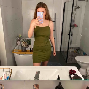  - Klänning från Bikbok i skogsgrön/militärgrön i S! Är 170 cm lång o den slutar ca 15cm över knäna på mig! Använd endast 1 gång! Superfin och är i nyskick 