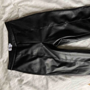  - Helt oanvända läderbyxor, dem är bara testade men har inte kommit till användning. Ett litet ”fel” vid framsidan som var så när jag fick hem dem men det stans inte när dem är på (därav det billiga priset)❤️ Hör av dig vid frågor, svarar direkt😊