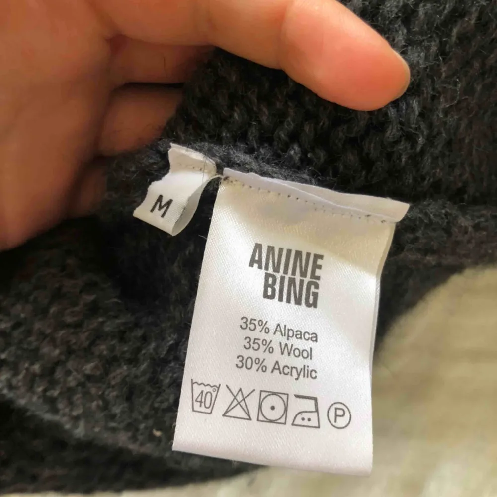 Jättefin gråmelerad stickad tröja från Anine Bing i toppskick! Sticks lite och då jag är superkänslig går det tyvärr inte... Köpte den för en del år sedan och har sparat den i hopp om att det ska kännas bättre.   60kr frakt men kan också mötas i gbg. Stickat.