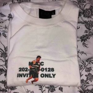  - Säljer nästa alla mina merches så kolla gärna in min sida! Vill du köpa flera plagg kan vi sätta ihop ett paketpris. Skicket är bra.  Hör av er vid minsta intresse, priset kan diskuteras vid snabb affär!!