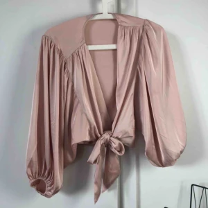  - Fin blus med knyt från Bikbok. Lite kortare i midjan. Superfin på! Bra skick, inget att anmärka på.