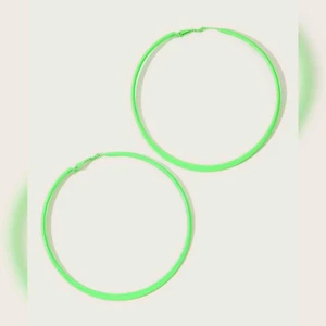  - Jättefina neon gröna örhänge. Frakten ingår i priset✨