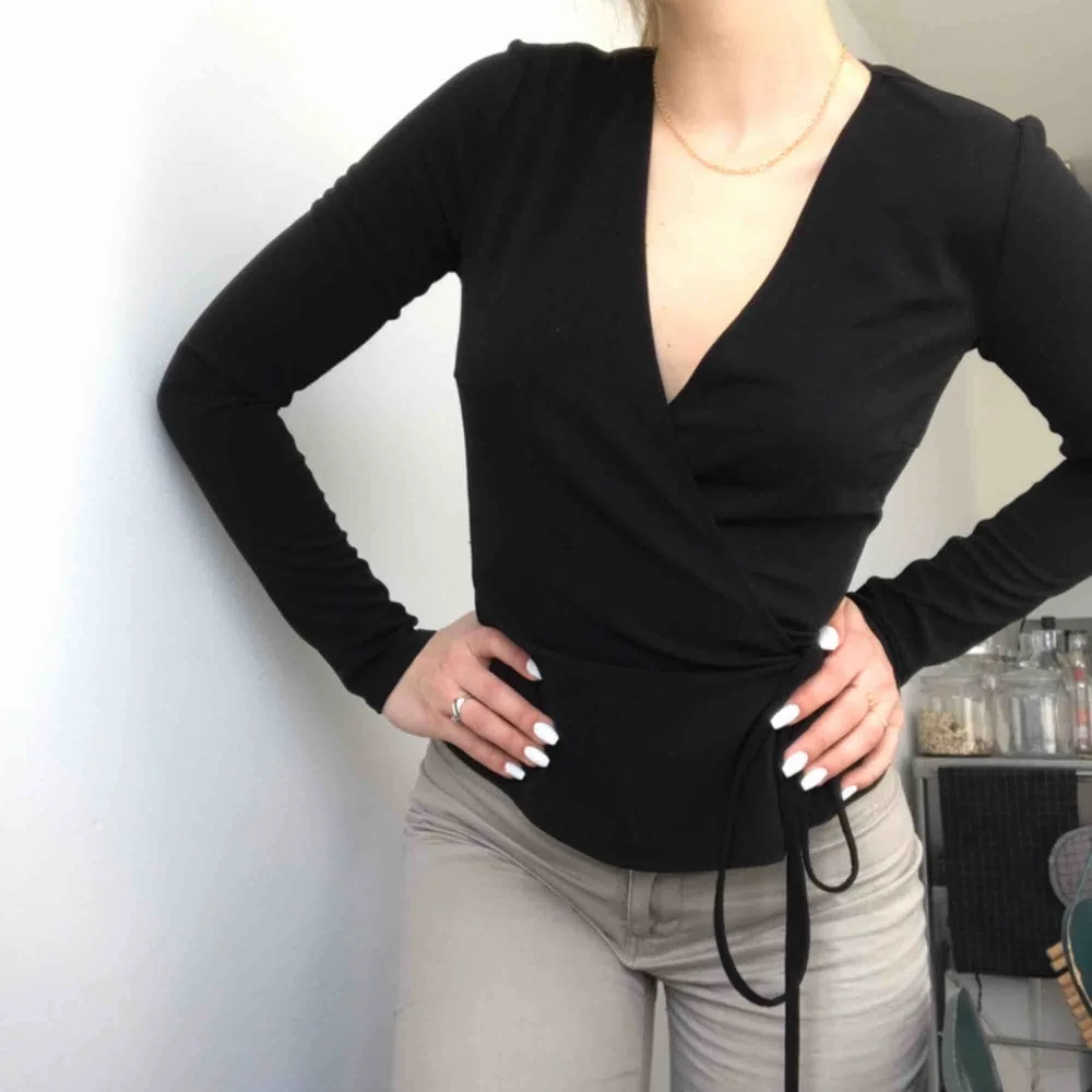 Sjukt snygg omlott tröja från NAKD, helt oanvänd prislapp sitter kvar. Kan användas i normal längd eller som croptop (se bild 3). Tröjan passar även en S. möts på söder annars står köpare för frakt på 42 kr🦋💕. Toppar.