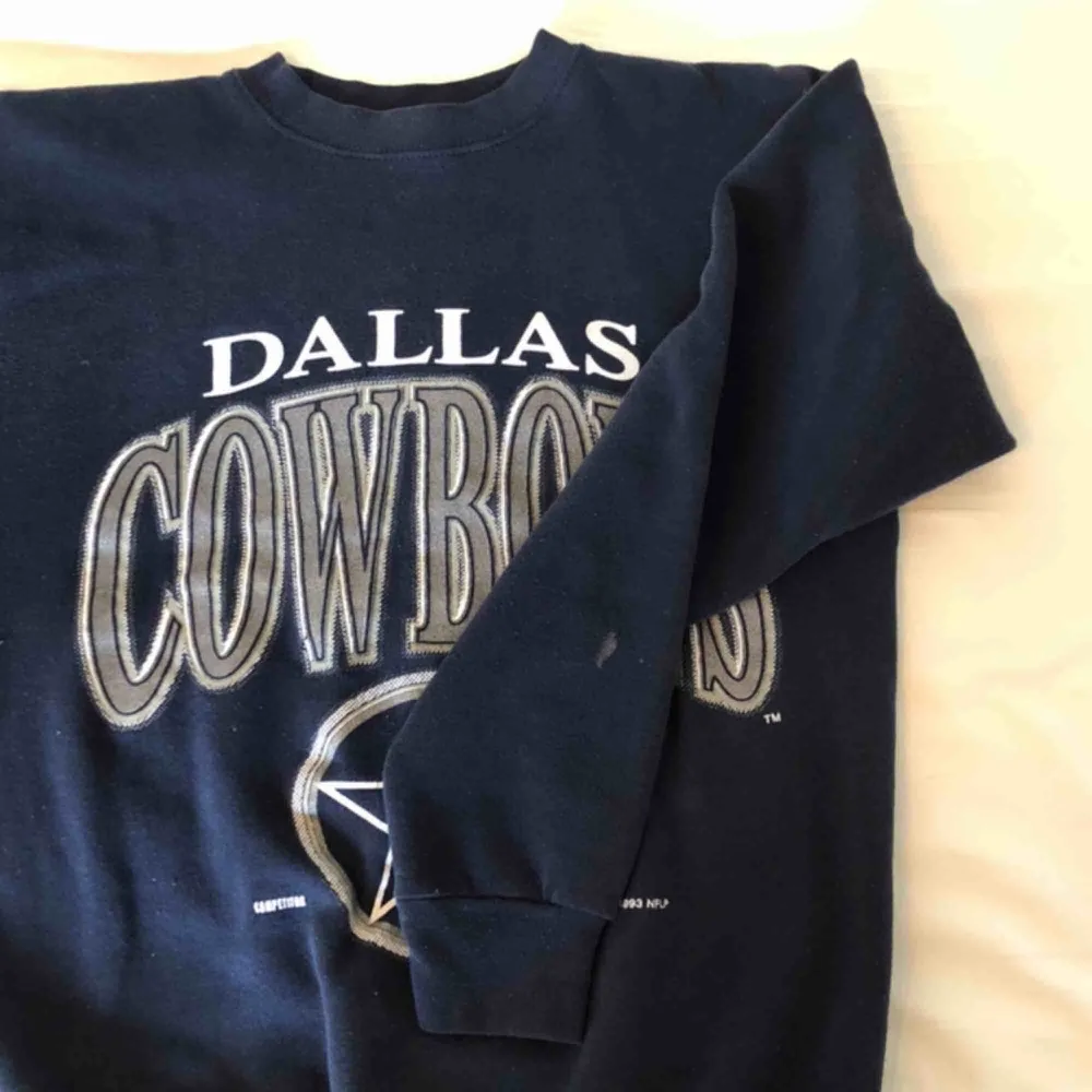 Dallas Cowboy sweatshirt i storlek medium köpt på Beyond Retro. Den har en liten vit fläck på ena armen men inget som märks. Fraktar eller möts i Stockholm 🦋🦋. Hoodies.