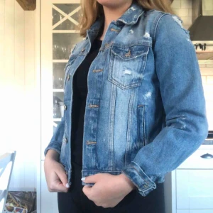  - Jeansjacka från New Yorker. Används aldrig. Frakt är inräknat i priset!!