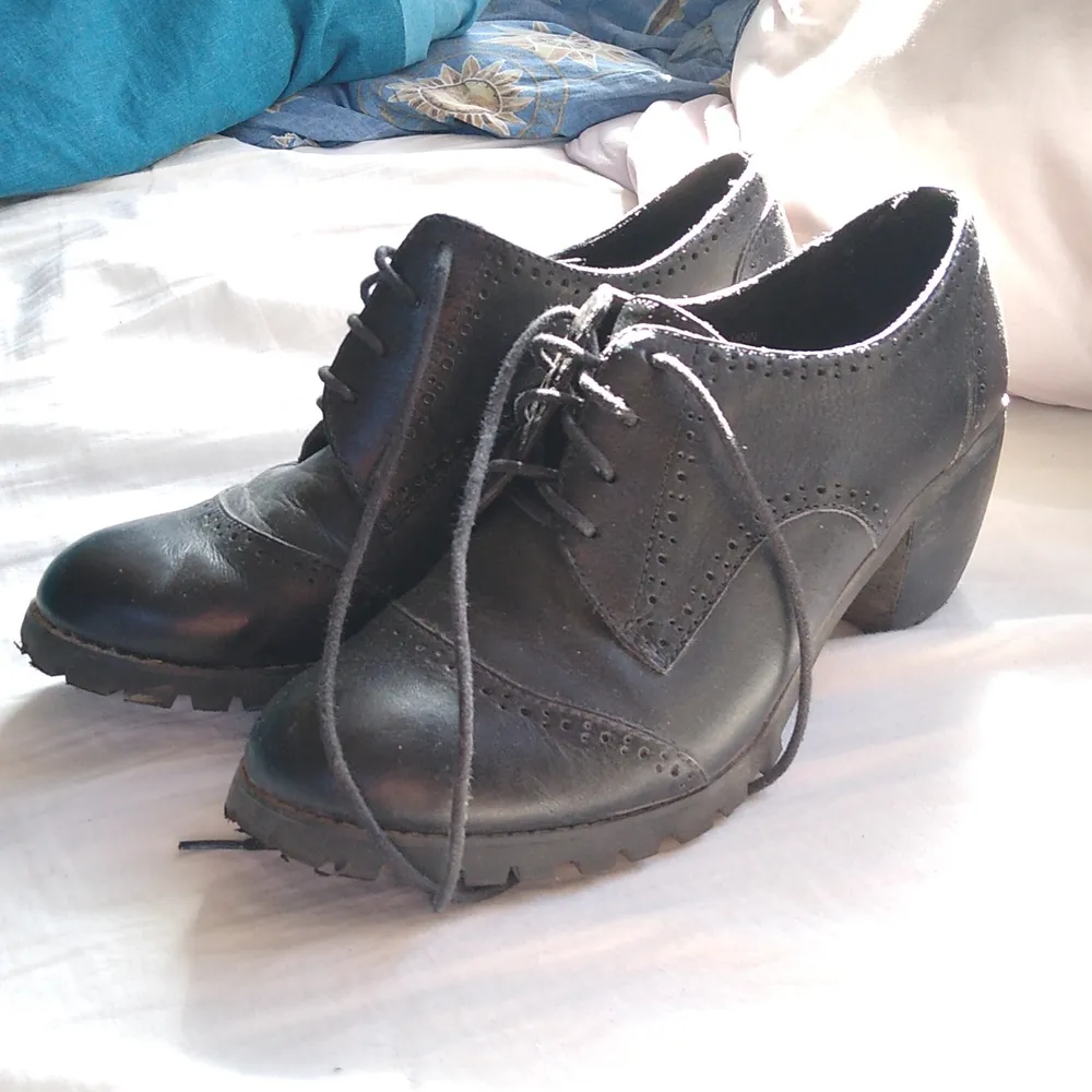Fina svarta creepers skor i storlek 39, läderimitation, inköpta för ca 1 år sedan och bara använda ett fåtal gånger. Säljes för att de inte passar mitt fotvalv.. Skor.