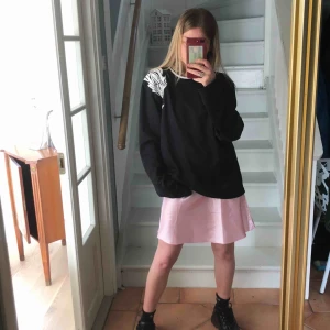  - long sleeve with cool print, i’m 164cm and delivery is not included 