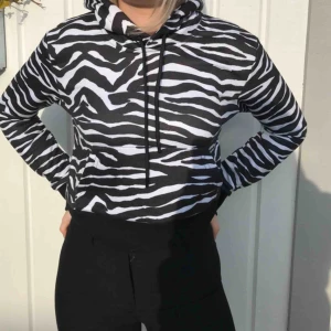  - Använd endast 1 gång Bra kvalité - polyester Modellen är i storlek XS/S. Tröjan är mer XS och tajt i armarna.  