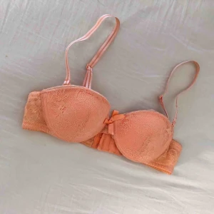  - En snygg orange/persikofärgad bh! (Frakt tillkommer om den ska skickas)
