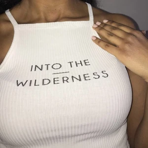 Crop top - En crop top från Gina Tricot. Använd flera ggr men ff i bra skick. Frakt tillkommer.