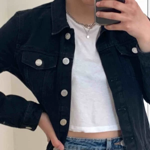  - Svart jeansjacka från Zara, använd 1-2 ggr och säljer just pga att jag inte använder!  Storlek M men passar även S, 200kr och frakt är inkluderat 🖤