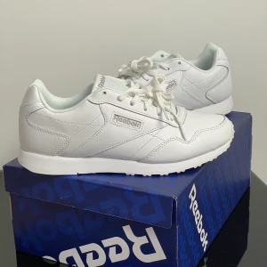 ❗️Frakt ingår❗️HELT NYA Reebok Royal Gli - ❗️FRAKT INGÅR❗️ Helt NYA Reebok Royal Glide LX (som man kan se på sulorna på bild 3). Köpte dem för 749:- i höstas i fel storlek och hann inte byta ut dem innan bytesrätten gick ut :( Originalkartongen medföljer! 