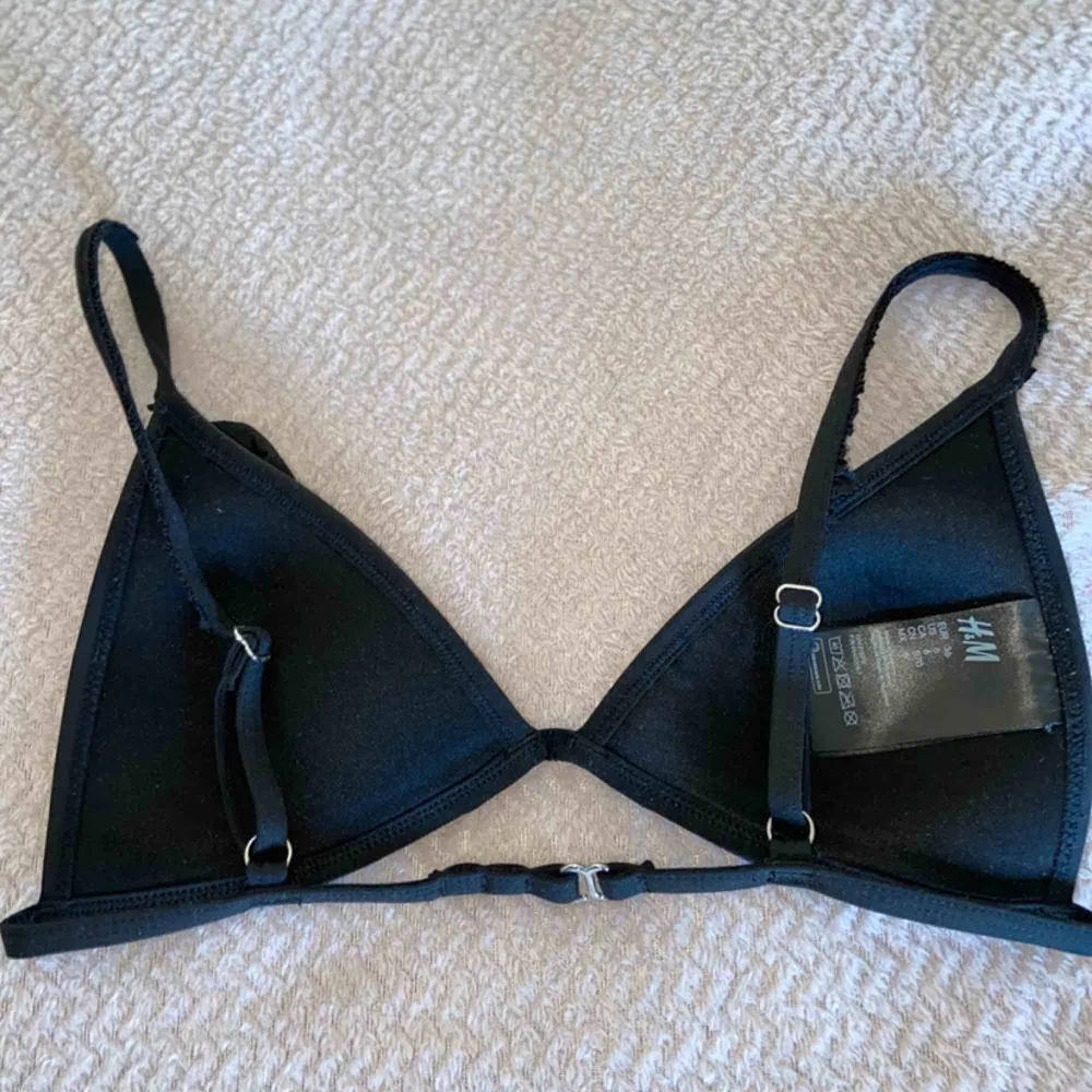 En svart bikiniöverdel som är superbekväm och ger en fin bränna. Använd flera gånger och säljs då den är för liten nu.. Övrigt.