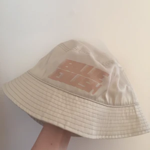 Billie Eilish buckethat - Billie Eilish X HM buckethat. Aldrig använd:)