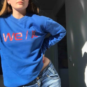  - Sååå snygg och somrig WESC sweather i en väldigt snygg blå färg, startbudet startar på 100kr. Om du köper så möts vi upp runt Södermalm eller så betalar du frakten❤️