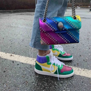 Nike sneakers - Jag köpte vita Nikes som jag har målat, de är använda 4 gånger så är som nya:) De är målade med sharpies (permanentboende) i 2 lager.                                                        Storlek 38    Köp direkt för 550kr 